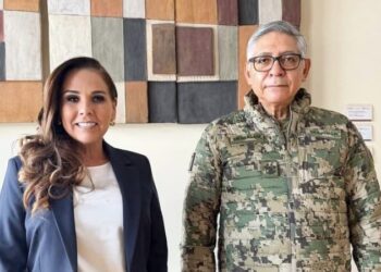 La gobernadora Mara Lezama junto al almirante secretario de Marina, Raymundo Pedro Morales Ángeles