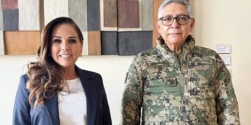 La gobernadora Mara Lezama junto al almirante secretario de Marina, Raymundo Pedro Morales Ángeles