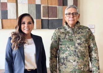 La gobernadora Mara Lezama junto al almirante secretario de Marina, Raymundo Pedro Morales Ángeles, en la Ciudad de México