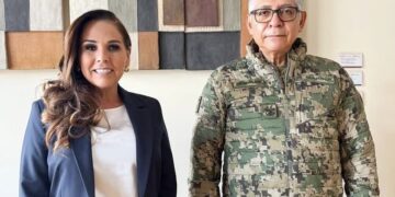La gobernadora Mara Lezama junto al almirante secretario de Marina, Raymundo Pedro Morales Ángeles, en la Ciudad de México