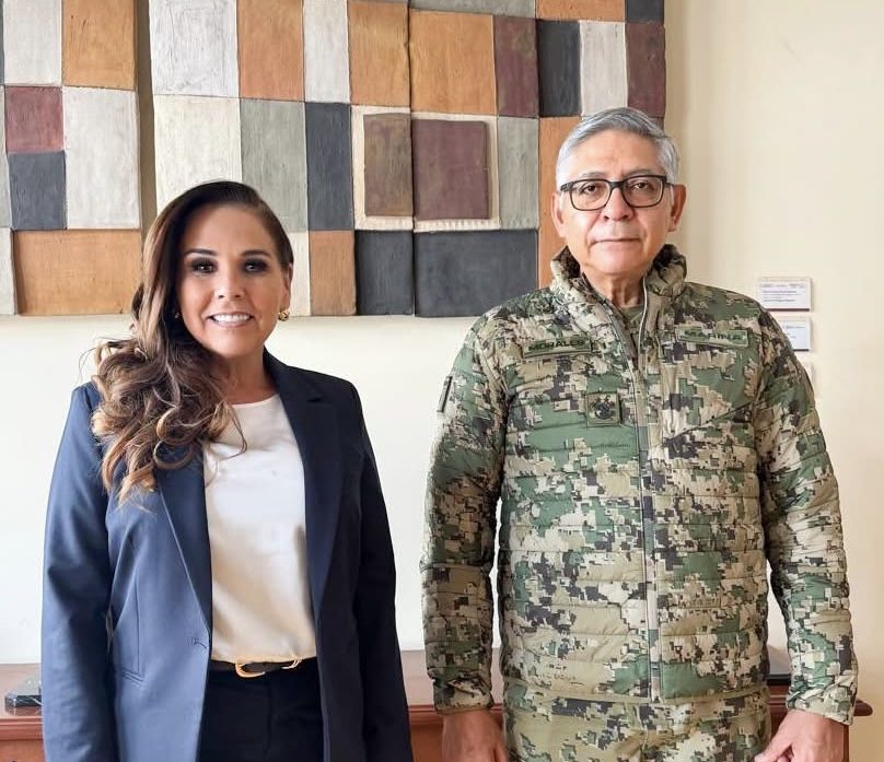 La gobernadora Mara Lezama junto al almirante secretario de Marina, Raymundo Pedro Morales Ángeles, en la Ciudad de México