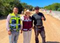 Mara Lezama con trabajadores en la obra de la carretera Cancún-Isla Blanca
