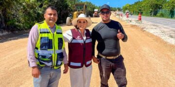 Mara Lezama con trabajadores en la obra de la carretera Cancún-Isla Blanca