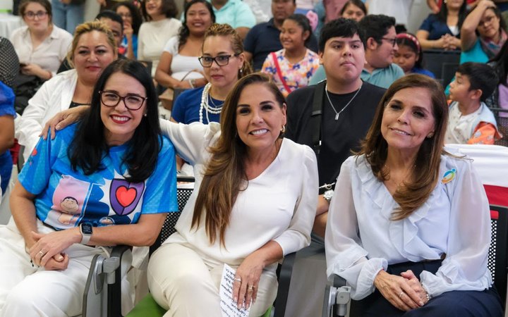 La gobernadora Mara Lezama en la ceremonia de altas de la jornada Unidos de Corazón en Cancún