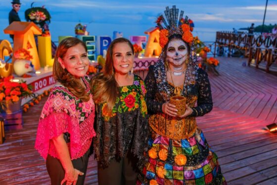 Verónica Lezama, Mara Lezama y una catrina en el muelle de Calderitas