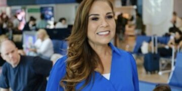 La gobernadora Mara Lezama Espinosa en un aeropuerto de Quintana Roo.