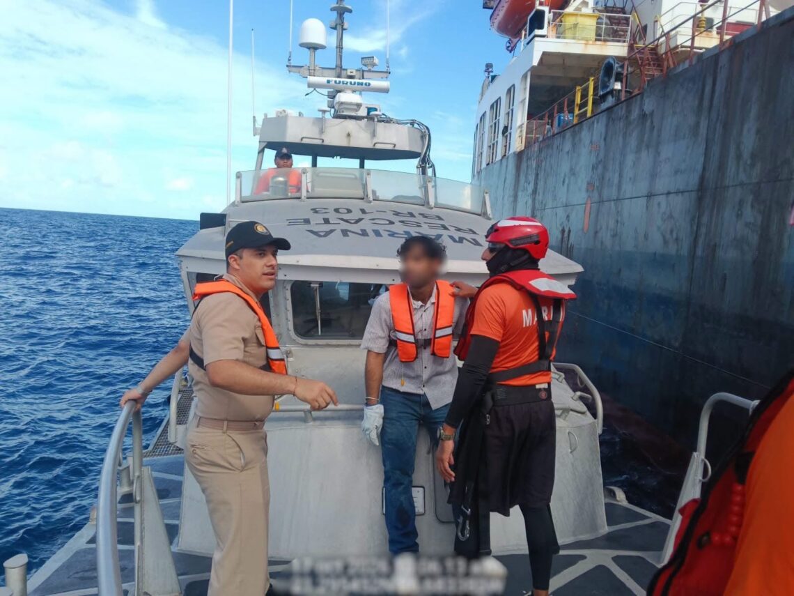 Desaloja la Marina a tripulante de barco petrolero frente a Isla Mujeres