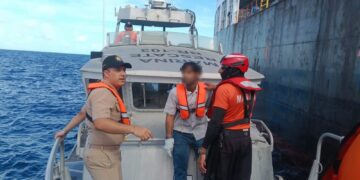 Desaloja la Marina a tripulante de barco petrolero frente a Isla Mujeres