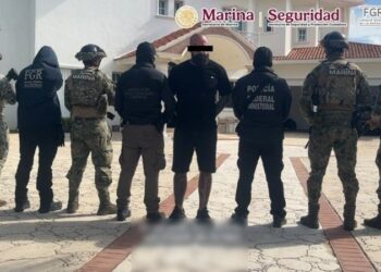 Elementos de Marina, FGR y Policía Federal Ministerial custodian a Robert “N” tras los cateos en Cancún