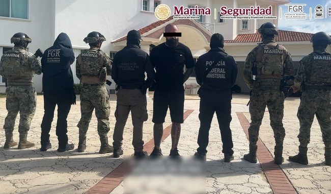 Elementos de Marina, FGR y Policía Federal Ministerial custodian a Robert “N” tras los cateos en Cancún