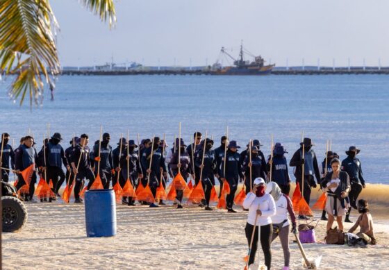 Elementos de la Secretaría de Marina con rastrillos durante la limpieza de playa en Playa del Carmen