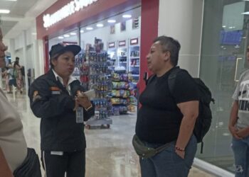 Familias de la Selección Yucatán B en el Aeropuerto Internacional de Cancún