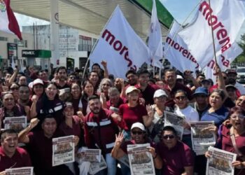 Simpatizantes de Morena con banderas del partido durante un acto de afiliación