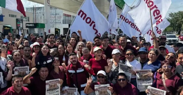 Simpatizantes de Morena con banderas del partido durante un acto de afiliación