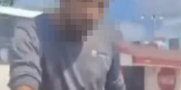 Hombre con un machete en la avenida Los Tules de Cancún; rostro difuminado.