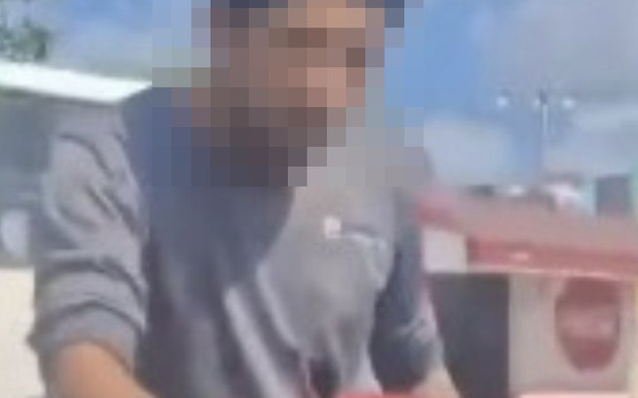 Hombre con un machete en la avenida Los Tules de Cancún; rostro difuminado.