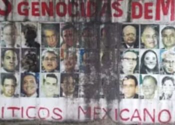 Muro de Políticos Corruptos bajo el puente de la avenida José López Portillo en Cancún, antes de ser cubierto por grafiteros.