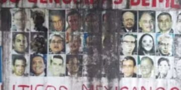 Muro de Políticos Corruptos bajo el puente de la avenida José López Portillo en Cancún, antes de ser cubierto por grafiteros.
