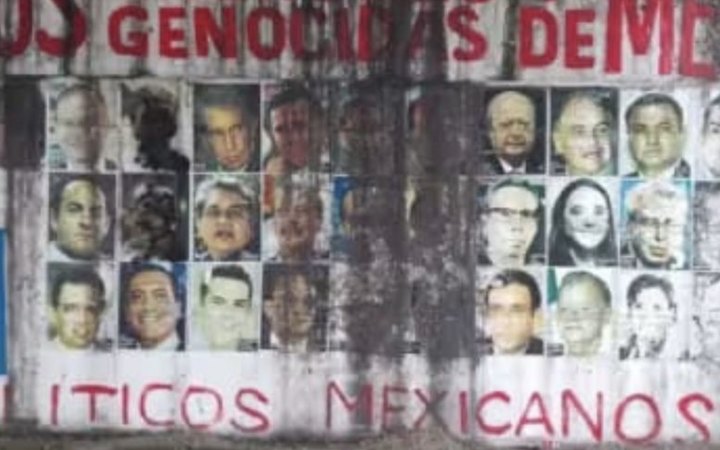 Muro de Políticos Corruptos bajo el puente de la avenida José López Portillo en Cancún, antes de ser cubierto por grafiteros.