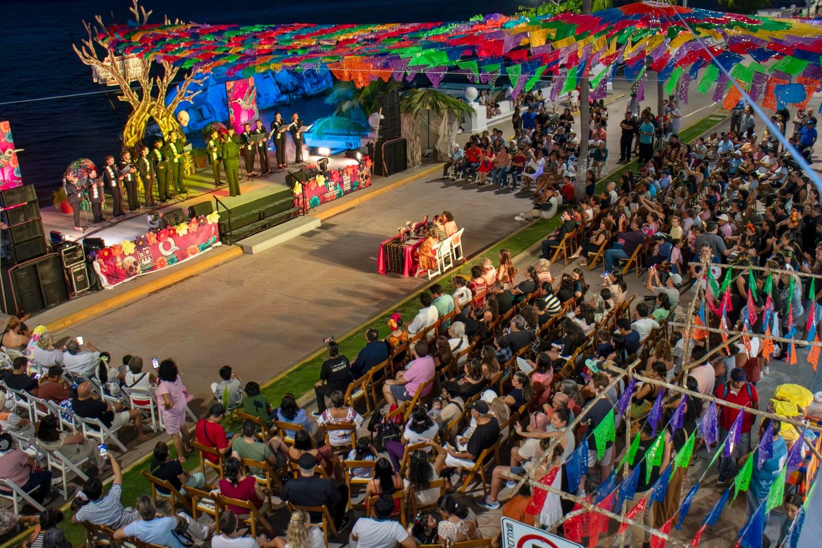 Público frente al escenario del festival de Día de Muertos en el Museo de la Isla de Cozumel