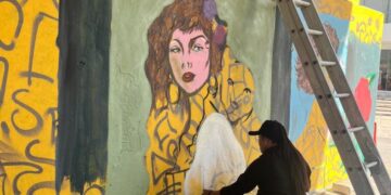 Artista urbana pinta un mural en el muro bajo el puente de López Portillo y Bonampak, en Cancún, donde se exhibía el Museo de los Hampones