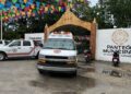 Ambulancia y camioneta de Protección Civil en el acceso al Panteón Municipal de Playa del Carmen por Día de Muertos