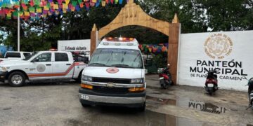 Ambulancia y camioneta de Protección Civil en el acceso al Panteón Municipal de Playa del Carmen por Día de Muertos