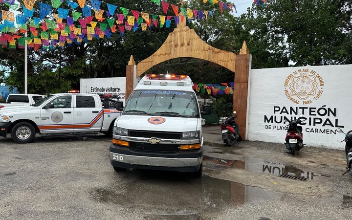 Ambulancia y camioneta de Protección Civil en el acceso al Panteón Municipal de Playa del Carmen por Día de Muertos