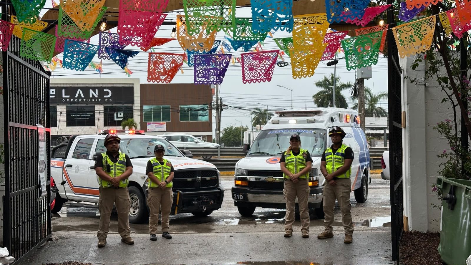 Paramédicos de Protección Civil de Playa del Carmen frente a una ambulancia en el operativo de panteones