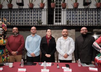 Funcionarios de Playa del Carmen y representantes de LATAM Luxury Summit en la Casa de Representación de Quintana Roo en la Ciudad de México