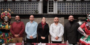 Funcionarios de Playa del Carmen y representantes de LATAM Luxury Summit en la Casa de Representación de Quintana Roo en la Ciudad de México
