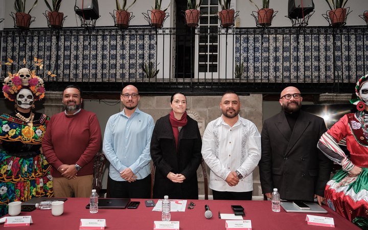 Funcionarios de Playa del Carmen y representantes de LATAM Luxury Summit en la Casa de Representación de Quintana Roo en la Ciudad de México