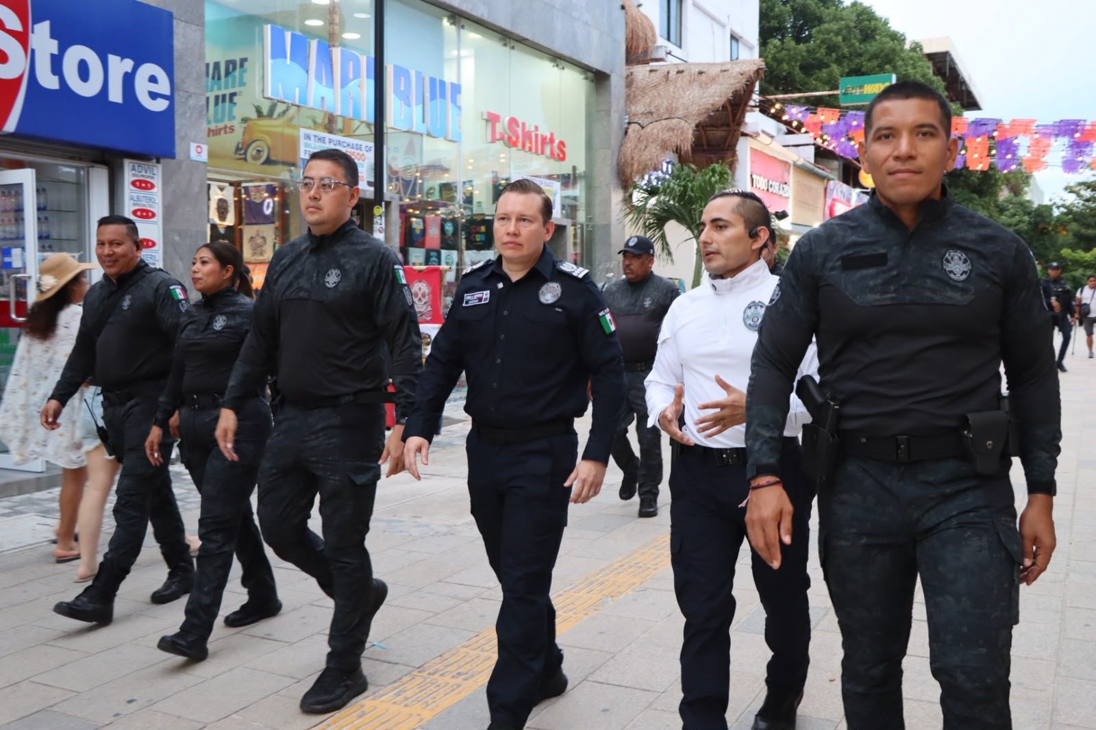 Policías de la Secretaría de Seguridad Ciudadana realizan un recorrido a pie en el centro de Playa del Carmen
