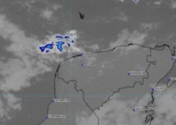 Imagen satelital de la península de Yucatán con nubosidad sobre Quintana Roo.