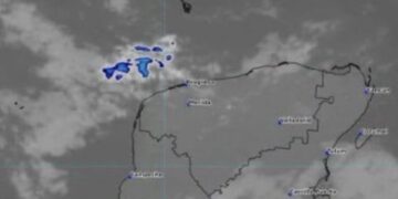 Imagen satelital de la península de Yucatán con nubosidad sobre Quintana Roo.