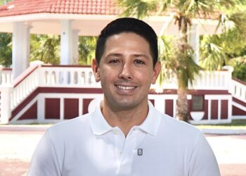 Renán Sánchez Tajonar frente al kiosco de Cozumel