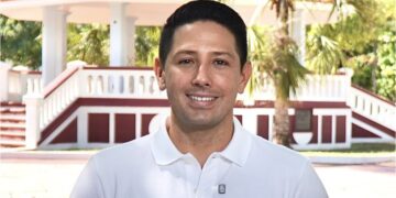 Renán Sánchez Tajonar frente al kiosco de Cozumel