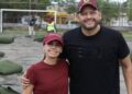La presidenta municipal Ana Paty Peralta en una cancha de Cancún durante el retiro del pasto sintético dañado.