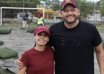 La presidenta municipal Ana Paty Peralta en una cancha de Cancún durante el retiro del pasto sintético dañado.