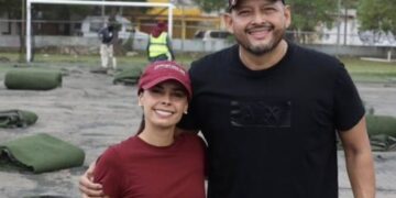 La presidenta municipal Ana Paty Peralta en una cancha de Cancún durante el retiro del pasto sintético dañado.