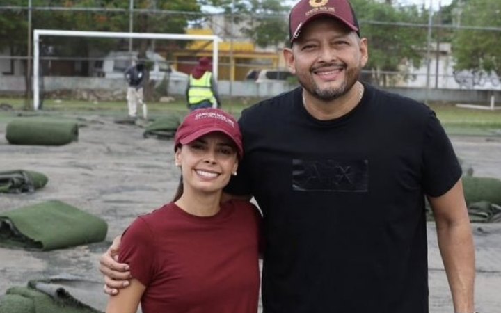 La presidenta municipal Ana Paty Peralta en una cancha de Cancún durante el retiro del pasto sintético dañado.