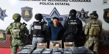 Ricardo "N", detenido en Bonfil, junto a elementos de seguridad y lo asegurado