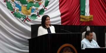 Rubí Pacheco Pérez, consejera presidenta del Ieqroo, en la tribuna del Congreso de Quintana Roo
