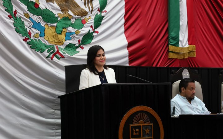 Rubí Pacheco Pérez, consejera presidenta del Ieqroo, en la tribuna del Congreso de Quintana Roo