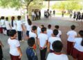 Alumnos de una primaria de Playa del Carmen formados en el patio escolar