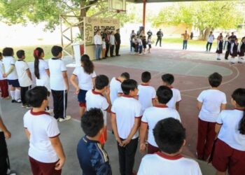 Alumnos de una primaria de Playa del Carmen formados en el patio escolar