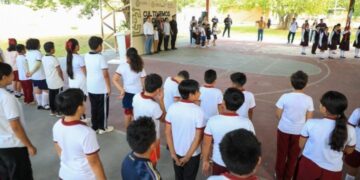 Alumnos de una primaria de Playa del Carmen formados en el patio escolar