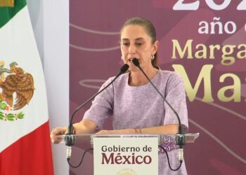 La presidenta Claudia Sheinbaum habla desde el atril del Gobierno de México