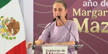 La presidenta Claudia Sheinbaum habla desde el atril del Gobierno de México