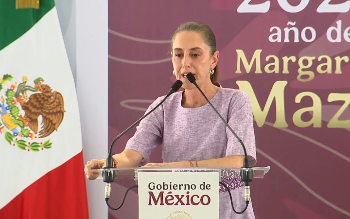 La presidenta Claudia Sheinbaum habla desde el atril del Gobierno de México